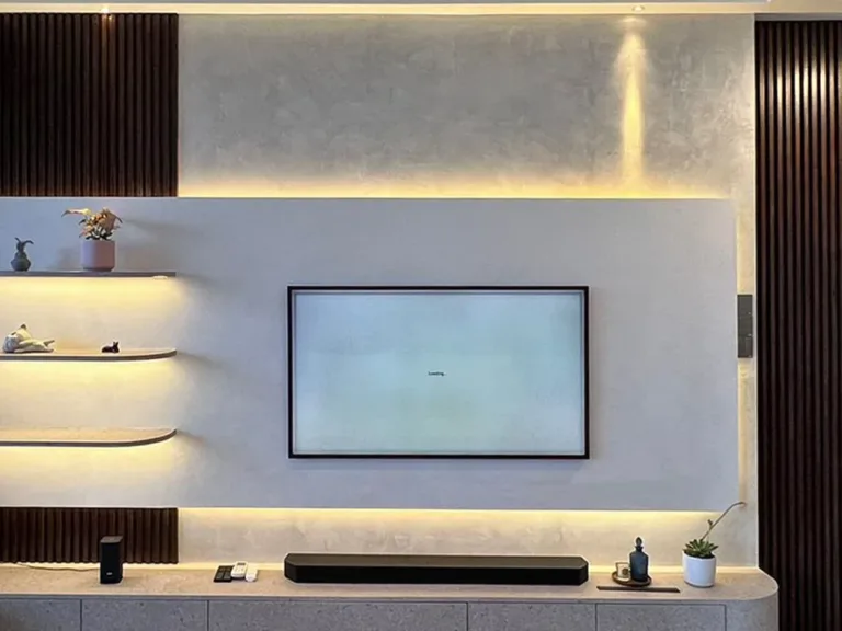 MacoAvell Vellplas MA01 with Silver matallic wax applied wall at TV wall